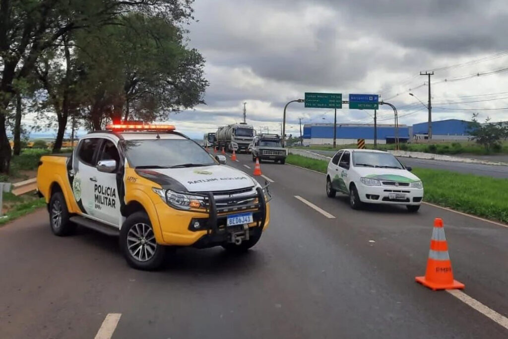 Polícia Rodoviária fez a fiscalização nas estradas visando coibir ações de imprudência no trânsito, como excesso de velocidade. Foto: PMPR