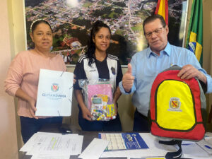 Prefeito enalteceu a importância da entrega dos kits para os alunos da rede municipal. Foto: Assessoria de Imprensa/Prefeitura de Quitandinha
