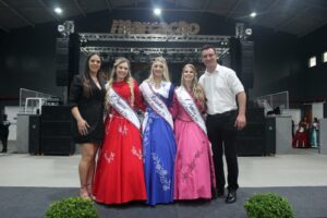 Rainha e princesas acompanhadas pelo prefeito Maicon e a primeira dama Graziele Grosskopf. Foto: Arquivo/O Regional