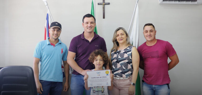 Aluno pienense homenageado por sua conquista. Foto: Assessoria/Prefeitura de Piên