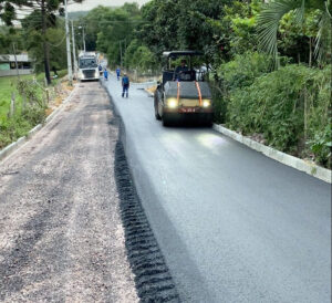 Aplicação do asfalto em mais uma rua de Agudos do Sul. Foto: Assessoria de Imprensa/Prefeitura de Agudos do Sul
