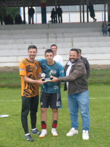 Goleiros do Arsenal sendo premiados. Foto: O Regional