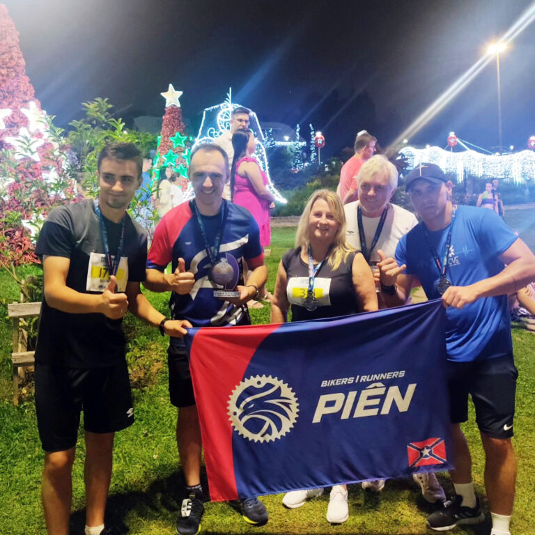 Parte dos corredores da equipe Bikers-Runners que participou de corrida em Rio Negrinho. Foto: Divulgação