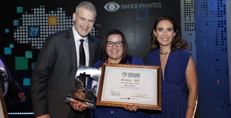 Prefeita Rosa Maria, ao centro, celebrou a conquista do prêmio. Foto: Marcio Mainardes/Prefeitura de Pinhais