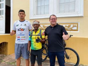 Prefeito e diretor de Esportes receberam o ciclista Neguinho do Asfalto. Foto: Assessoria de Imprensa/Prefeitura da Lapa