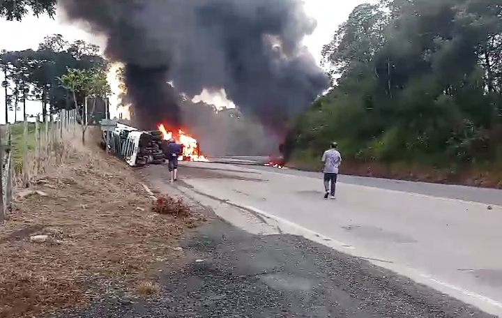 Caminhão carregado com diesel tombou e pegou fogo, causando interdição da BR-476. Foto: Reprodução/Redes Sociais