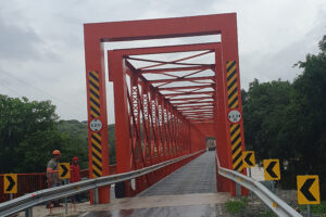 Ponte na PR-427 foi bloqueada para realização de trabalhos. Foto: DER