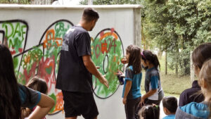 Alunos aprenderam sobre o grafite com o artista 'Moska'. Foto: Assessoria de Imprensa/Prefeitura de Rio Negro