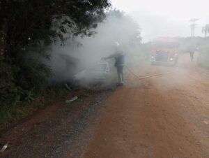 Bombeiros controlando fogo em veículo. Foto: Divulgação/Bombeiros