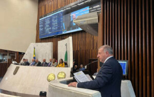 Chefe da Casa Civil, João Carlos Ortega, participou da sessão solene e apresentou as ações do Estado. Foto: Gustavo Pontes/CC