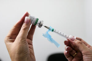 Campanha de vacinação contra a gripe começa nesta segunda para 4,5 milhões de pessoas. Foto: Geraldo Bubniak/AEN