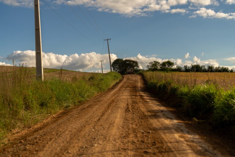 Equipes da Secretaria de Obras estão atuando na manutenção das estradas rurais. Foto: Assessoria de Imprensa/Prefeitura de Campo do Tenente