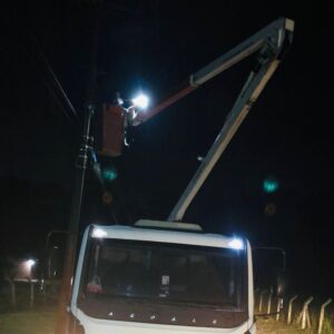 Mutirão noturno para troca de lâmpadas em Mandirituba. Foto: Assessoria/Prefeitura de Mandirituba