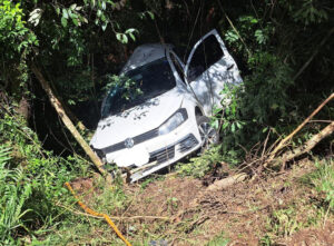 Veículo foi encontrado após acidente em uma ribanceira às margens da BR-116. Foto: Divulgação/PRF