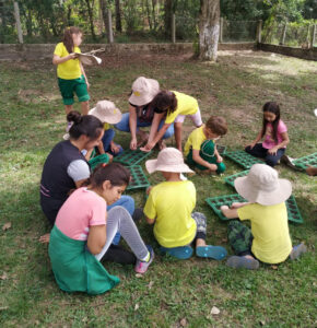 Alunos estão engajados na organização da horta escolar. Foto: Assessoria de Imprensa/Prefeitura de Campo do Tenente