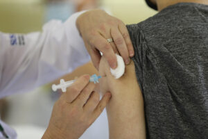 Dia D mobilizou profissionais de saúde na vacinação de pessoas contra a gripe. Foto: Geraldo Bubniak/AEN