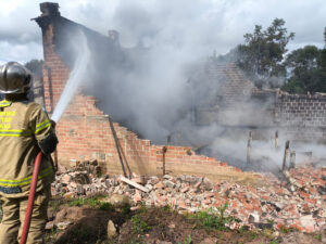 Equipes do Corpo de Bombeiros de Piên e de Fazenda Rio Grande atuaram no combate ao incêndio na estufa. Foto: Corpo de Bombeiros de Piên