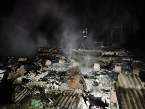 Fogo destruiu totalmente casa em Tijucas do Sul. Foto: Divulgação/Corpo de Bombeiros de Piên