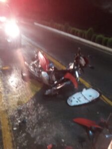Moto colidiu no portal de Piên. Foto: Divulgação/Bombeiros