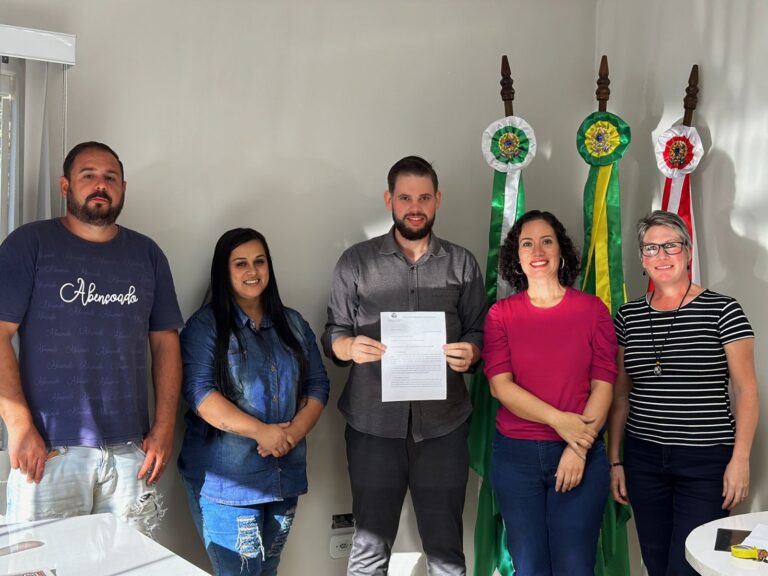 Representantes de associação do Ribeirãozinho com o prefeito Jesse Zoellner. Foto: Assessoria/Prefeitura de Agudos do Sul