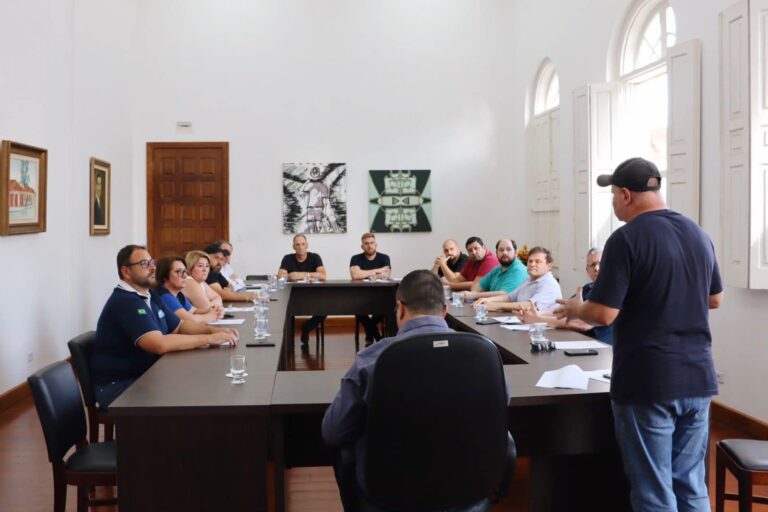 Reunião na cidade da Lapa tratou da regularização de terrenos. Foto: Assessoria de Imprensa/Prefeitura da Lapa