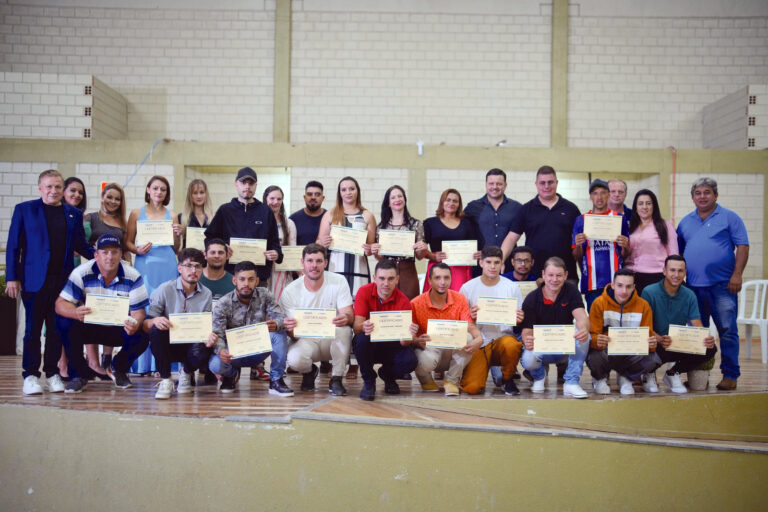 Alunos e autoridades na formatura do curso em Campo do Tenente. Foto: Assessoria de Imprensa/Prefeitura de Campo do Tenente