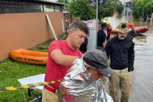 Forças de salvamento do Paraná estão atuando para resgatar pessoas no Rio Grande do Sul. Foto: CBMPR