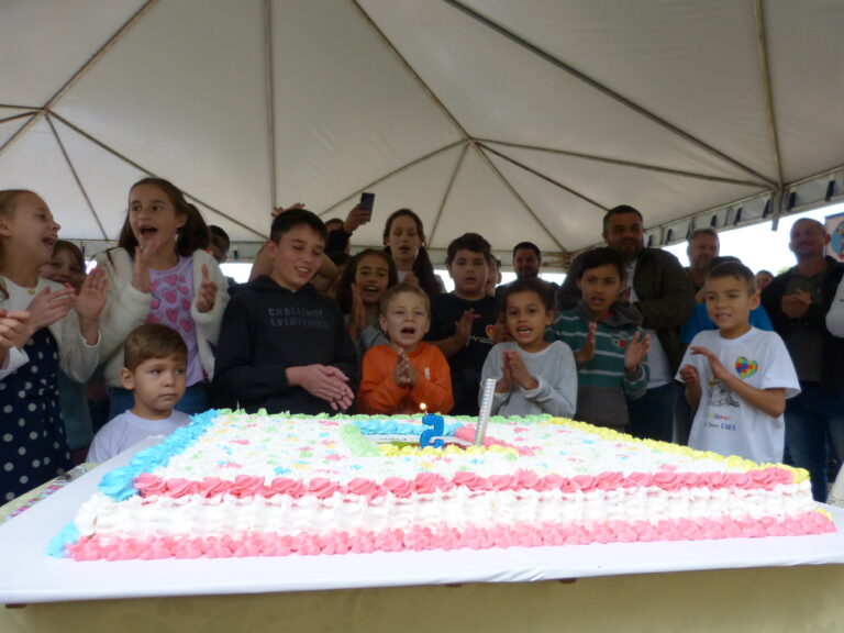 Parabéns e bolo do aniversário de 5 anos da AMA. Foto: O Regional
