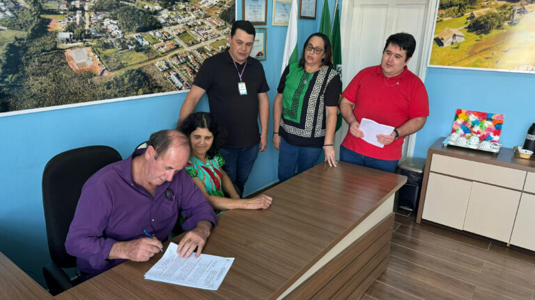 Prefeito assinou o contrato para construção da nova sede do Cras Lagoinha. Foto: Assessoria de Imprensa/Prefeitura de Tijucas do Sul