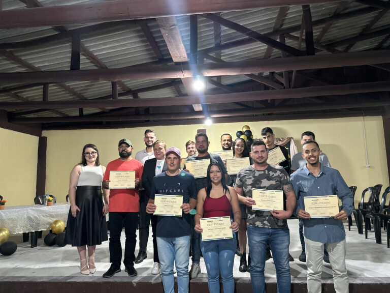 Turma recebeu certificação do curso de refrigeração por meio do Qualifica Paraná. Foto: Assessoria Imprensa/Prefeitura de Agudos do Sul