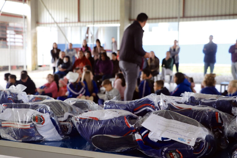 Uniformes e tênis foram entregues aos alunos da rede municipal de Piên. Foto: Assessoria de Imprensa/Prefeitura de Piên