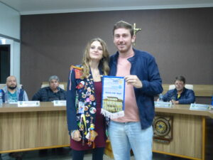 Vereador Gustavo entrega flâmula do Rotary de Campo do Tenente. Foto: O Regional