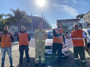 Autoridades na entrega do veículo a Defesa Civil em Agudos do Sul. Foto: Assessoria/Prefeitura de Agudos do Sul