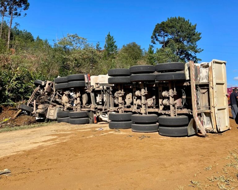 Colisão resultou no tombamento de veículo. Foto: Divulgação/9BBM