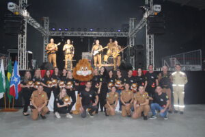 Equipe da prefeitura, policiais militares e bombeiros na formatura do Proerd em Piên. Foto: O Regional