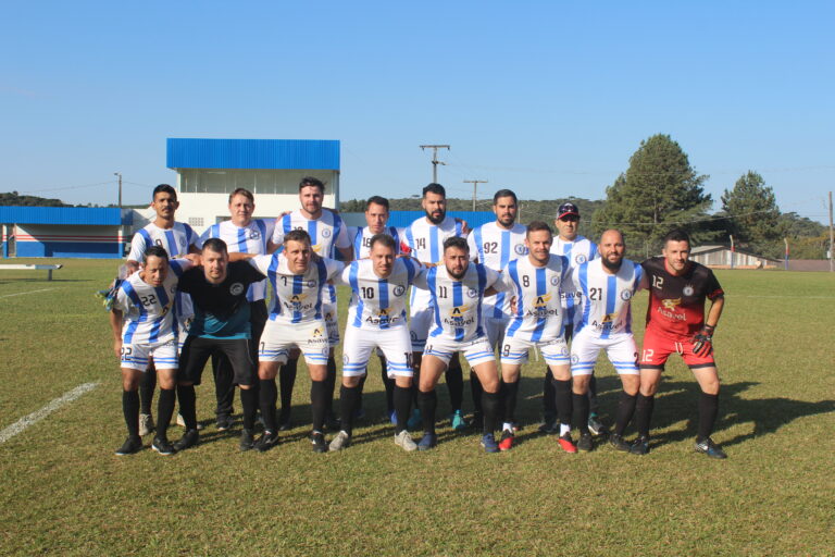 Equipe do Campo Novo UG no futebol suíço de Piên. Foto: O Regional