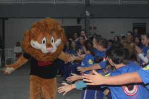 Leão mascote do Proerd foi uma das atrações da noite. Foto: O Regional