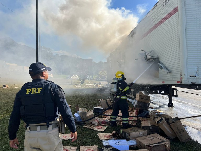 PRF esteve atuando em diversas ocorrências durante o feriado. Foram quatro mortes no período. Foto: Divulgação/PRF