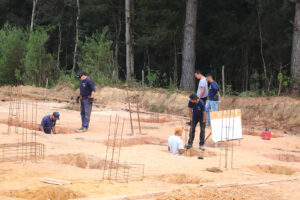 Prefeito Maicon Grosskopf acompanha as obras da nova sede da Apae de Piên. Foto: Assessoria de Imprensa/Prefeitura de Piên