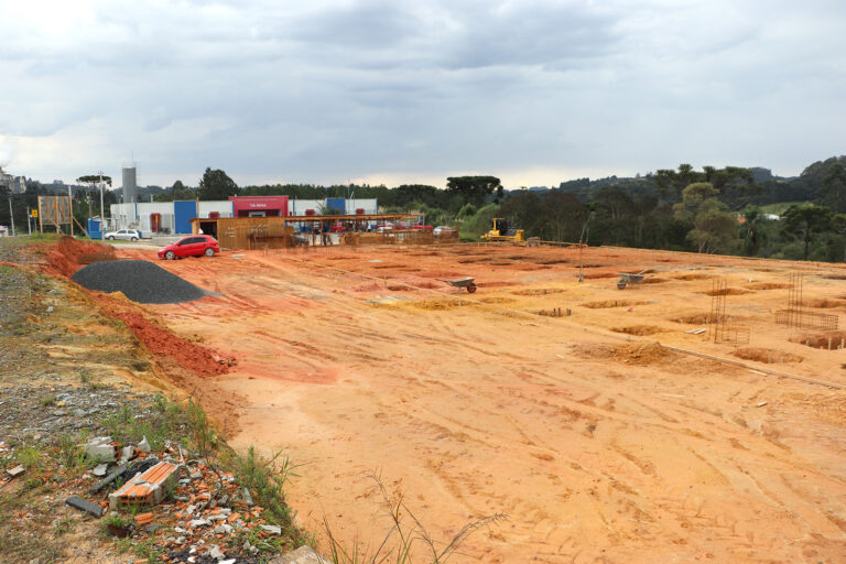 Trabalhos de fundação são executados no terreno onde será a nova sede da escola. Foto: Assessoria de Imprensa/Prefeitura de Piên