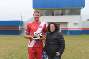 Artilheiro da segundona do futebol suíço recebe premiação. Foto: O Regional