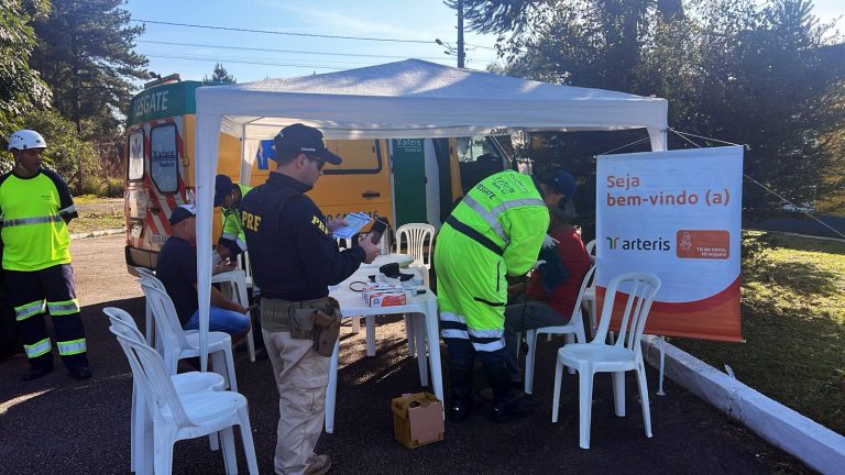 Comando de saúde prestou atendimentos aos caminhoneiros na BR-116. Foto: Divulgação/PRF