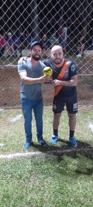 Entrega de troféu para o destaque do campeonato. Foto: Divulgação