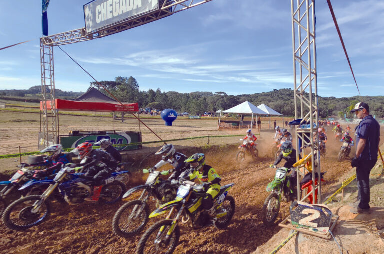 Etapa de velocross em Piên reuniu grande número de pilotos nas diversas categorias. Foto: Arquivo/O Regional