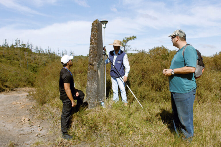 Técnicos foram a campo para realizar as vistorias na divisa. Foto: IAT