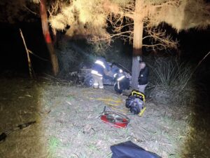 Veículo saiu da pista em acidente. Foto: Divulgação/Bombeiros