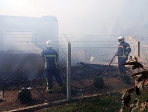 Bombeiros atuaram no combate ao incêndio onde casa foi atingida. Foto: Divulgação/Corpo de Bombeiros de Piên