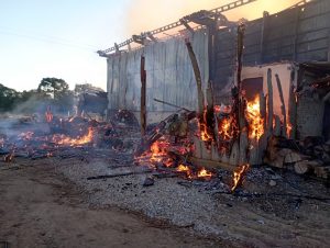 Incêndio destruiu estrutura na localidade de Doce Fino. Foto: Divulgação/Corpo de Bombeiros