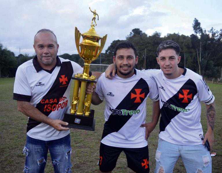 Mauri e os filhos colecionam conquistas no futebol. Foto: Arquivo Pessoal