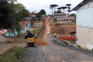 Trabalhos para pavimentação da rua João Américo estão em andamento. Foto: Assessoria de Imprensa/Prefeitura de Piên